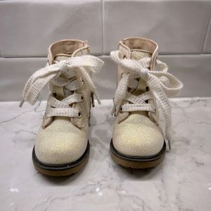 Cat & Jack toddler boots. Size 6, Cream and glitter.